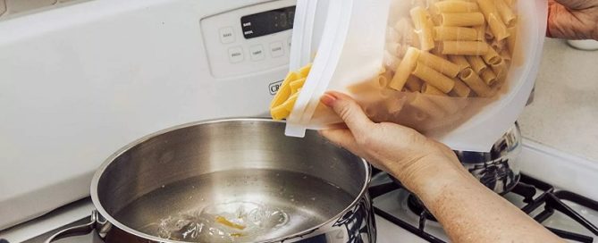 Customized BPA Free Reusable Silicone Food Storage Bag Ziplock with plastical strap