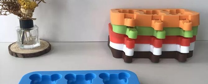 Custom 3 Cavities BPA Free Cartoon Bear Shape Silicone Ice Cream Mould Popsicle Mold With Sticks