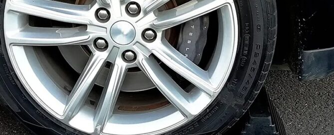 Durable Solid Truck Motorcycle Wheel Chock Stand Rubber Wheel Chock For Most Vehicles