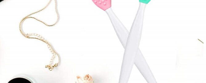 Lip Scrub Brush Double-Sided Silicone Lip Exfoliator Brush Applicator Lip Scrub for Dark Lips