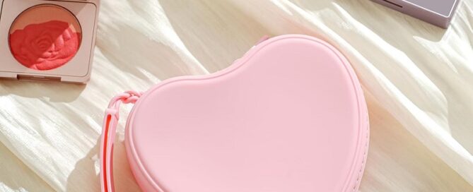Small Heart Shaped Portable Silicone Makeup Bag Zipper Closure Makeup Case with Handle